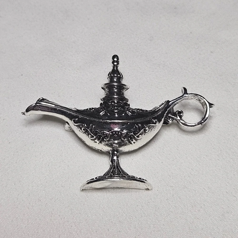 Genie Lamp Brooch Pin Unisex OS Silver Ornate Magic Oil Lamp Accessory